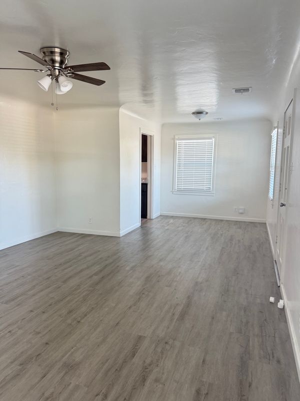 Foto del edificio - 410 E San Joaquin Ave