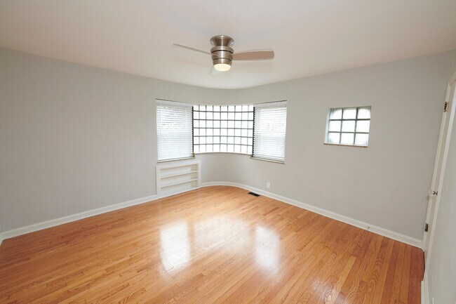 Foto del edificio - 5825 Lindenwood Ave