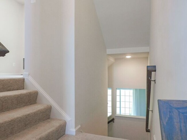 Foto del edificio - Pet Friendly 3 Story Inner Townhouse with ...