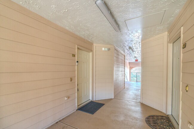 Foto del edificio - 8051 Bay Branch Dr