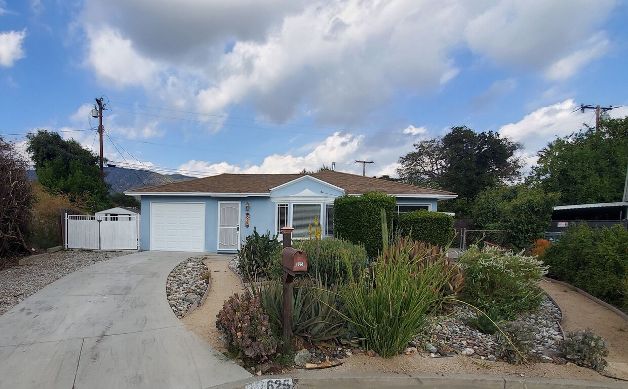 Foto principal - CUTE 2 BEDROOM HOUSE IN GLENDORA WITH LOTS...