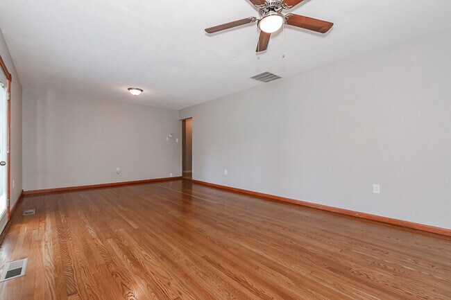 Building Photo - 1044 Farmview Dr