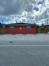 Building Photo - 628 N M St