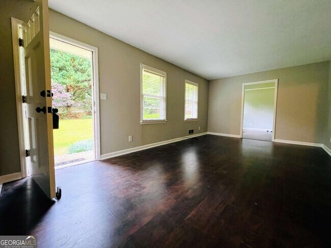 Foto del edificio - 3151 Sandy Plains Rd