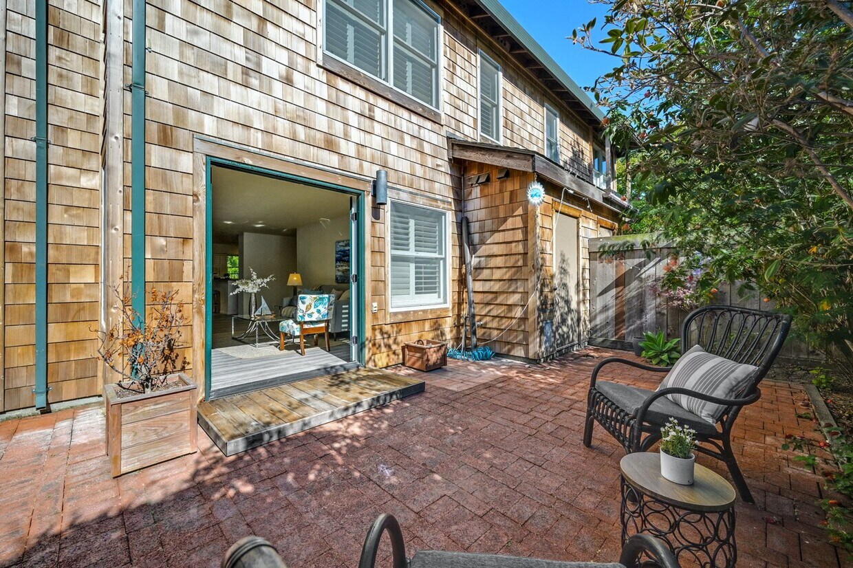 Primary Photo - Bright & Spacious Townhouse in Gated Commu...