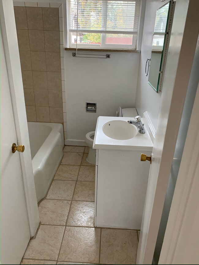 Building Photo - 165 E Oxford Ave