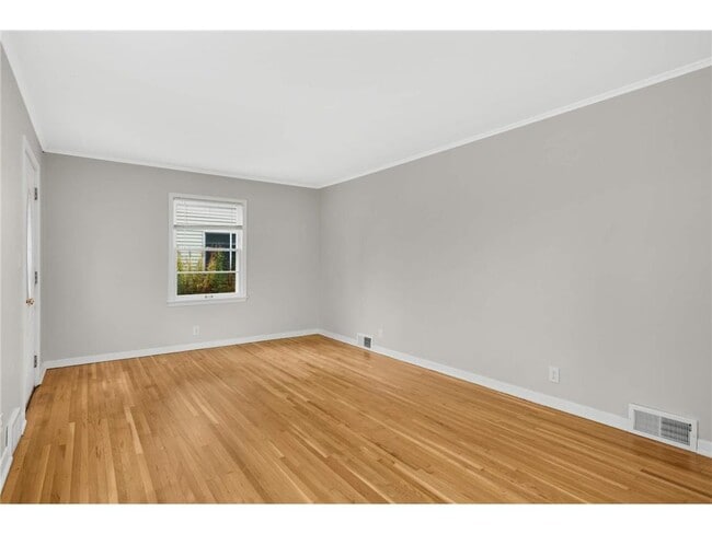 Foto del edificio - 2336 Ives Ln N