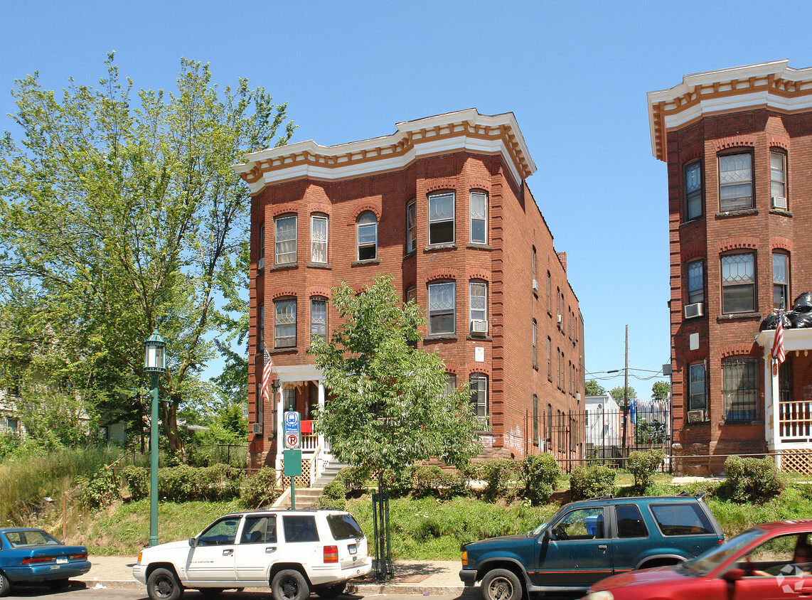 Building Photo - 906 Park St