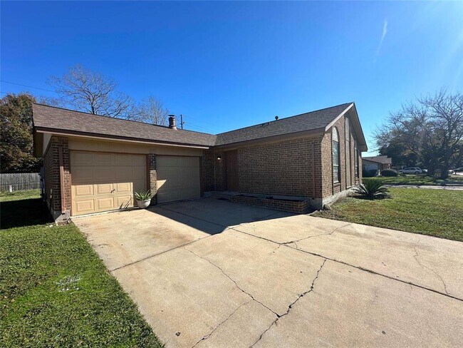 Building Photo - 13202 Woodsdale Ct