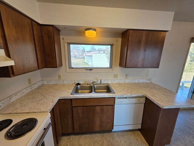 Building Photo - Single level duplex with attached single-c...