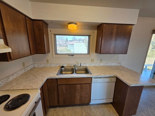 Foto del edificio - Single level duplex with attached single-c...