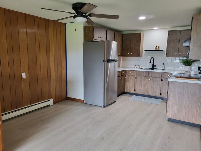 View of combined kitchen/dining areas - 941 Buena Vista Dr