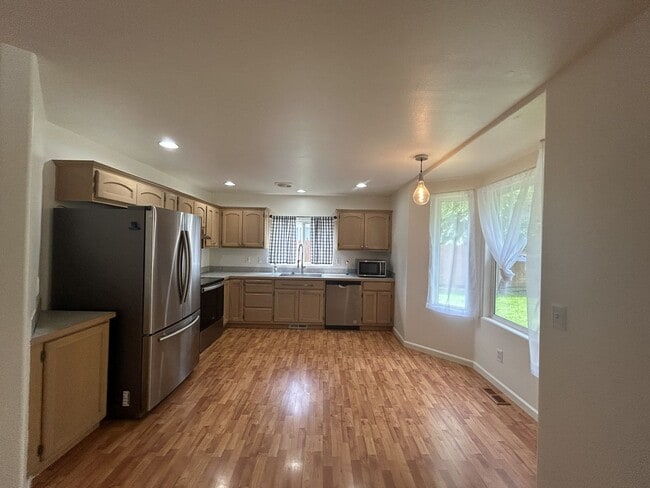 Building Photo - Beautiful Newly updated 4 bedroom 2.5 bath 1,582 Sq Ft Home  in Crown Ridge Estates
