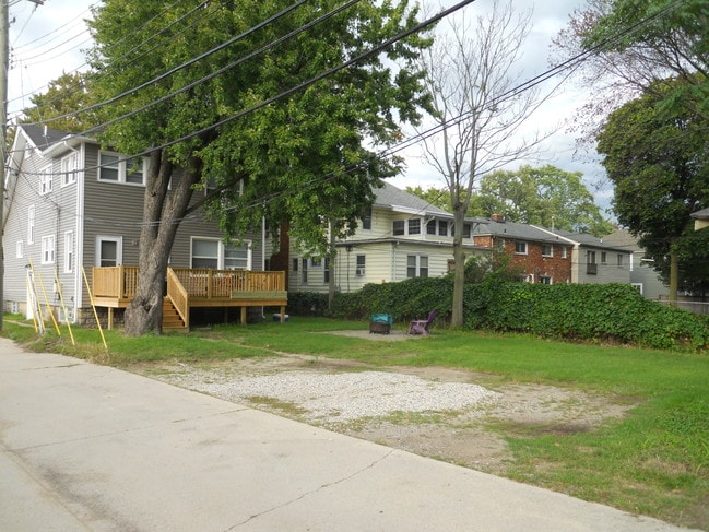 Building Photo - 120 E Farnum Ave