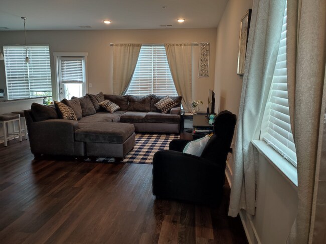 Foto del edificio - 6008 Hillside Ln