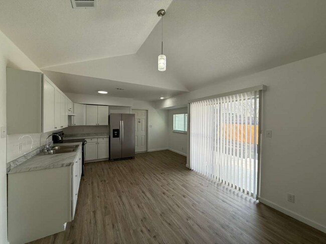 Foto del edificio - 8827 Slumber Ln