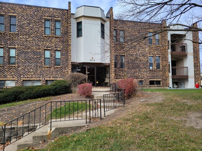 Building Photo - 2216 Country Club Dr
