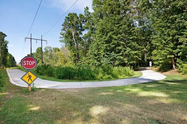 Sendero de Rubes Creek - 223 Woodglen Dr