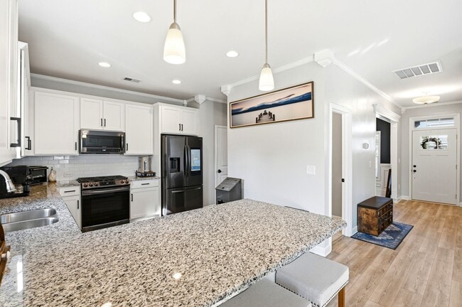 Building Photo - This beautiful - like new, energy efficient home in Grayson Park!