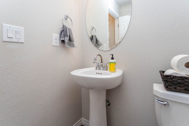 Building Photo - Bright & Beautiful 4BD Home in Lorson Ranc...