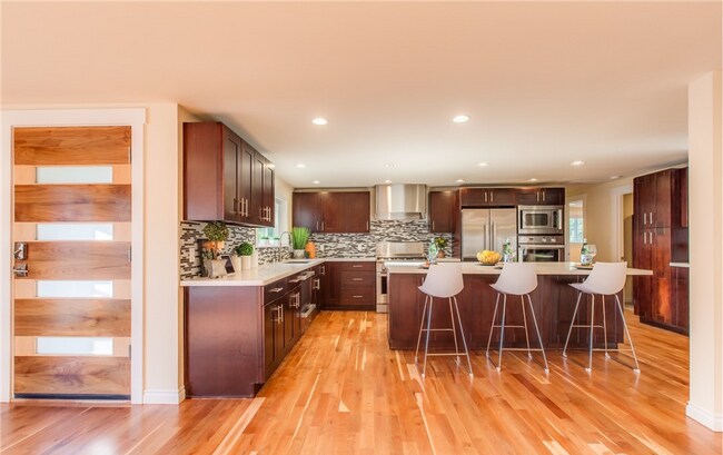 Building Photo - Spacious and Updated Home in Kirkland