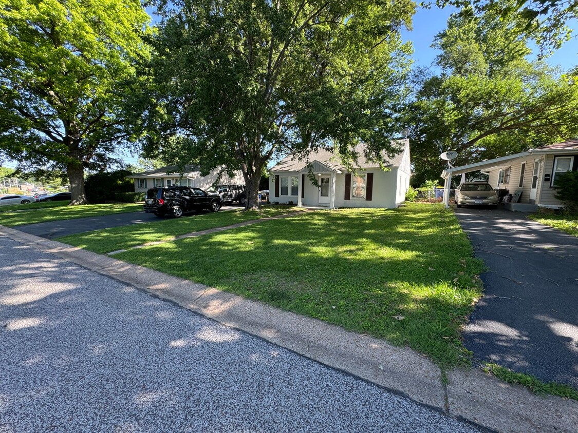 $1,195. Cute! Huge fenced back yard! - $1,195.  Cute!  Huge fenced back yard!