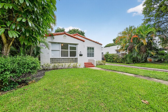 Building Photo - 2817 Poinsettia Ave