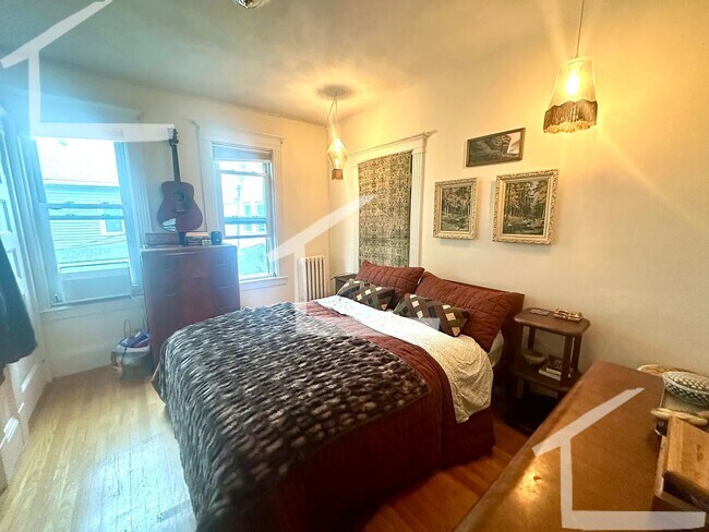 Building Photo - SPACIOUS 3-Bed/1-Bath Apt.