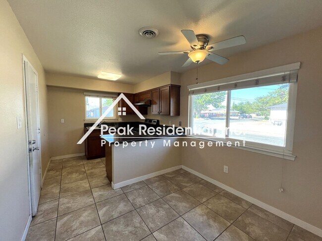 Foto del edificio - Wonderful 2bd/1ba Duplex with 1 Car Garage