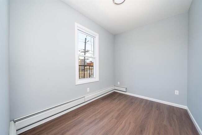 Building Photo - 43 Bowers St