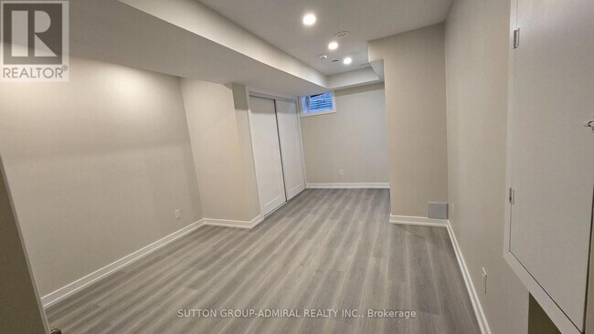 Photo du bâtiment - 3069 Pharmacy Ave