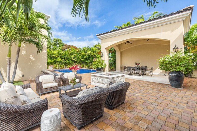 Foto del edificio - Luxury 5BR Grand Estate w/ Pool & Golf Simulator
