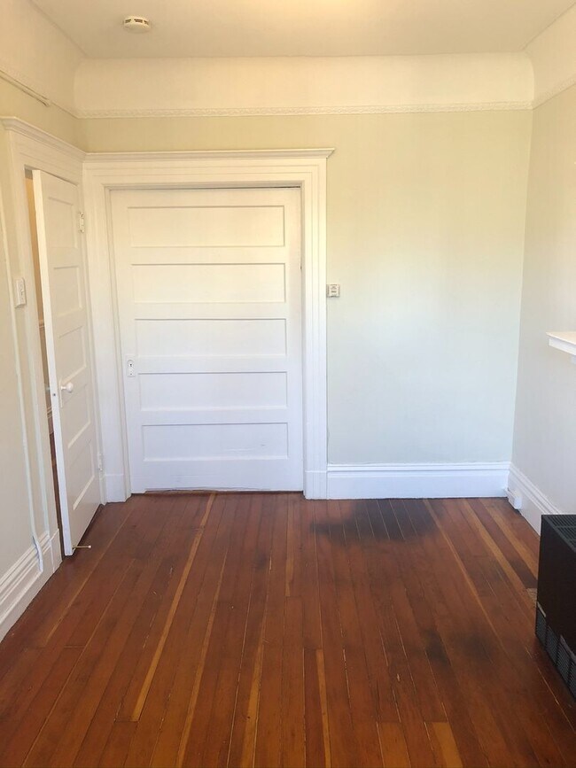 Building Photo - 2 Bedroom, 1 Bath in the Heart of the Miss...