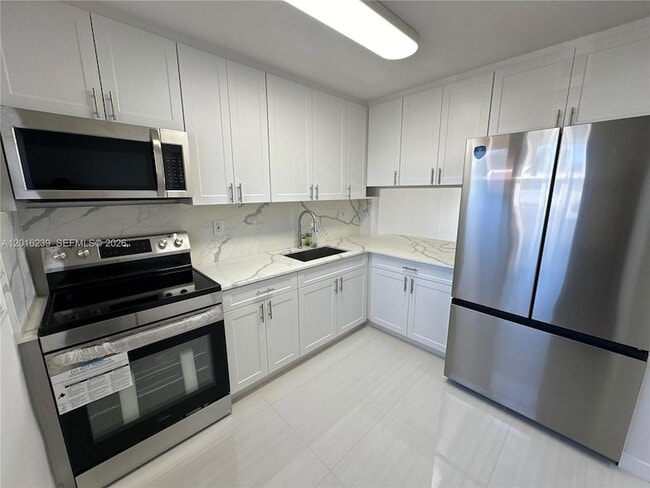 Building Photo - 8879 Fontainebleau Blvd