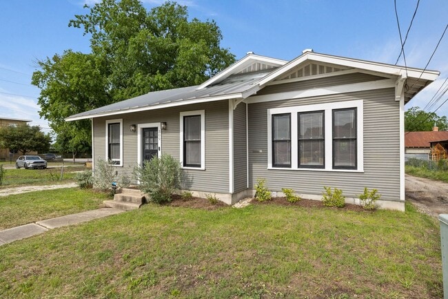 Building Photo - Adorable 3 bedroom 2 Bath home with Office...