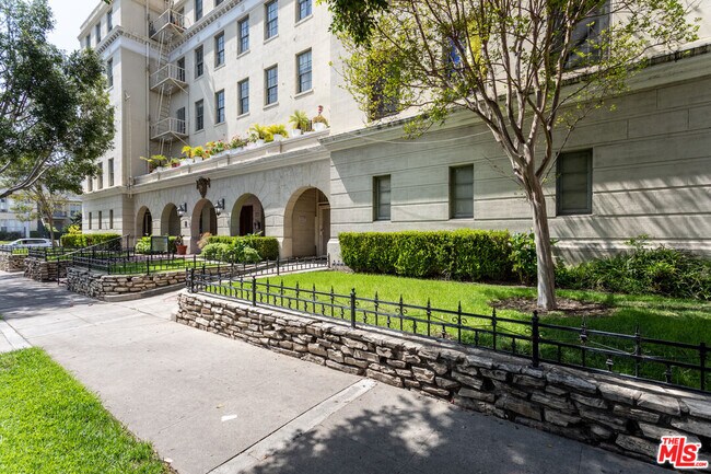 Foto del edificio - 855 S Serrano Ave