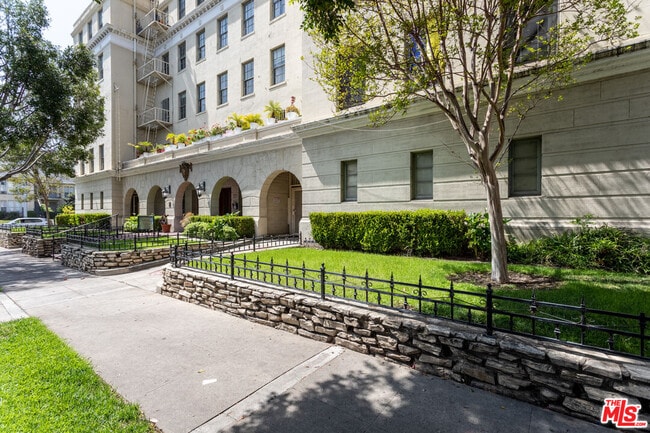 Building Photo - 855 S Serrano Ave