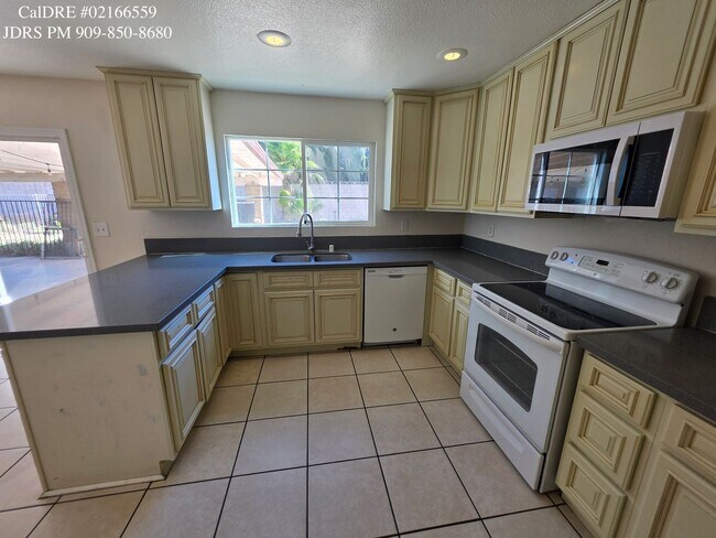 Foto del edificio - Rialto 4 Bedroom Home with Swimming Pool