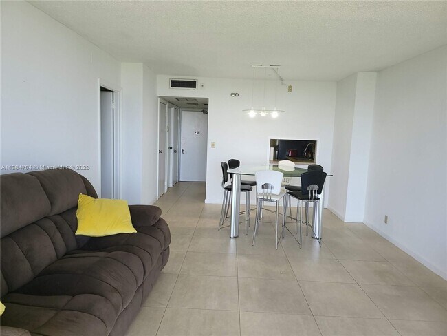 Foto del edificio - 20335 W Country Club Dr