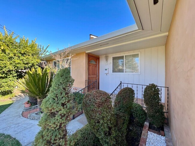 Foto del edificio - Centrally Located Three Bedroom Napa Home