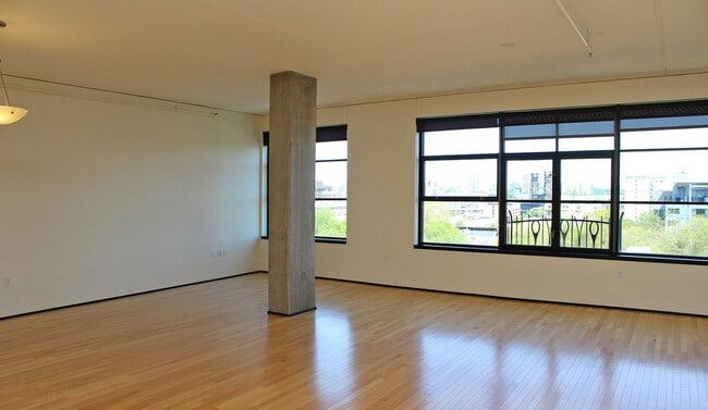 Building Photo - 333 NW 9th Ave