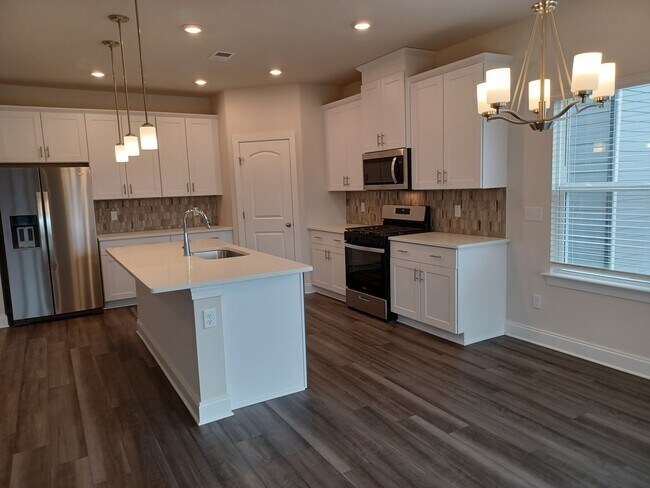 Building Photo - Prime Location & Modern Comforts!