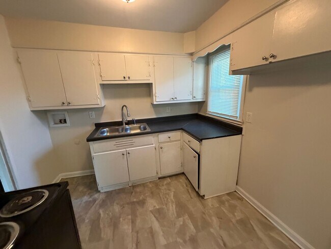 Foto del edificio - 3687 Windcrest Rd