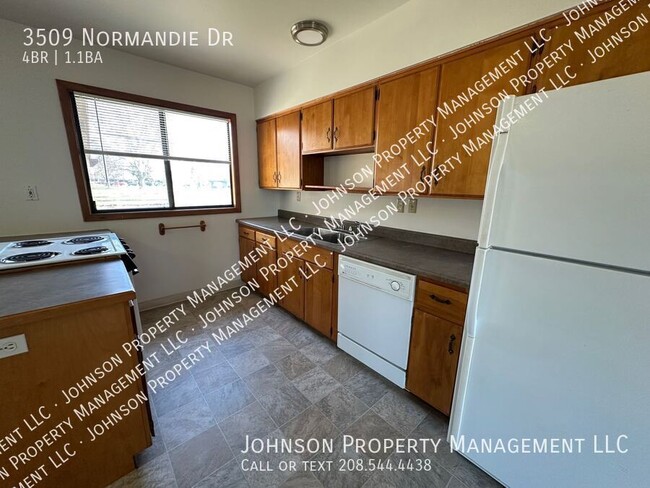 Foto del edificio - Spacious 4-Bedroom Home Near Owyhee Park w...