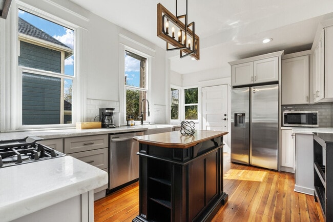 Building Photo - 1914 E Jefferson St