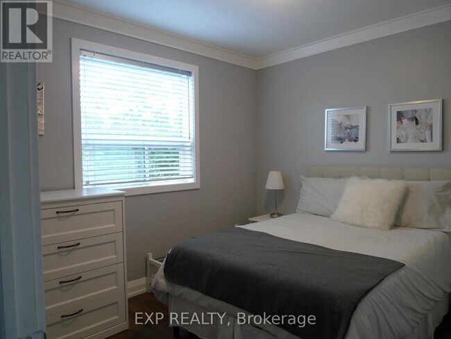 Building Photo - 2373 King St E