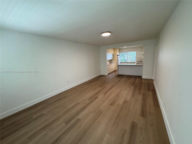 Foto del edificio - 4780 Pine Tree Dr
