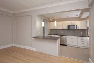 Building Photo - 4557 Rue Sherbrooke O