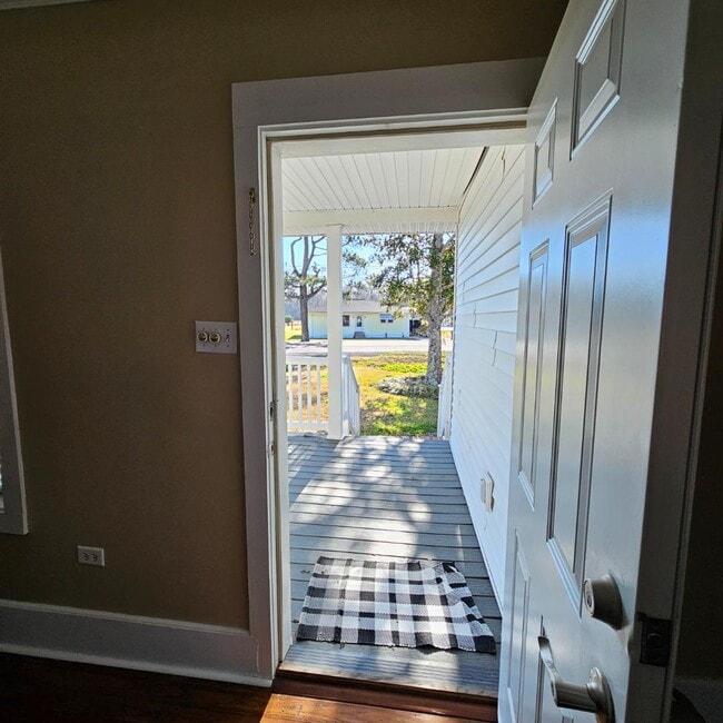 Building Photo - 1007 LA-20