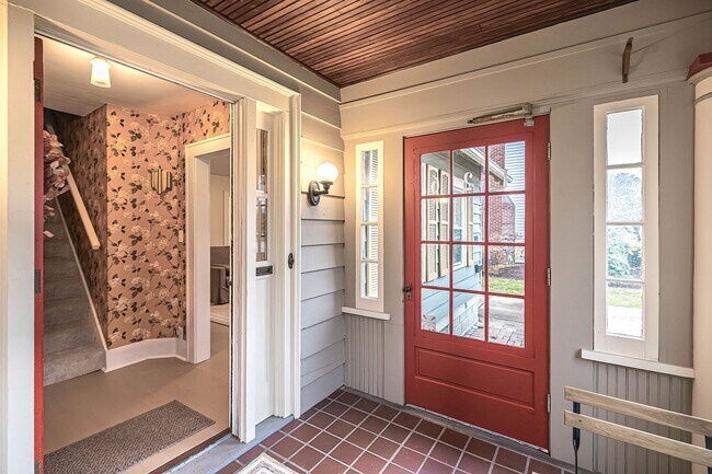 Foto del edificio - Quaint 4 bedroom Erie Home with Central Air & Garage Parking (Month to Month available)